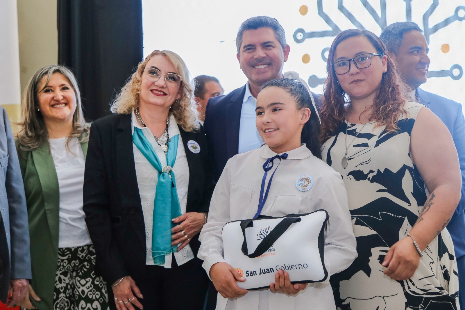 1000420830.jpg Con la entrega en Albardón, ya alcanzaron las 23.000 computadoras para alumnos y docentes