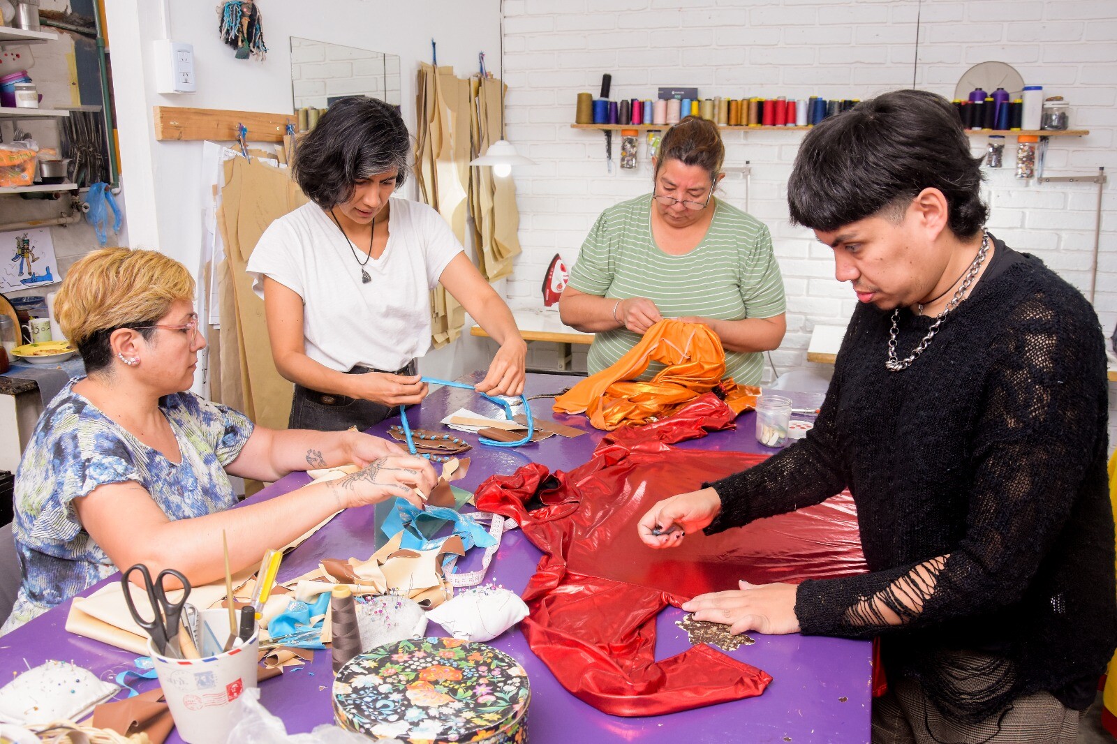 1000433314.jpg Supra reciclaje: el arte de revalorizar el vestuario de los artistas itinerantes de la FNS 2025