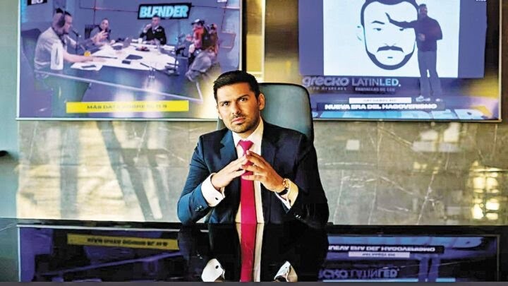 El dueño de Blender, Revolución Popular y del streaming libertario Carajo quiere quedarse con el Canal de la Ciudad y vende repuestos para trenes al gobierno nacional