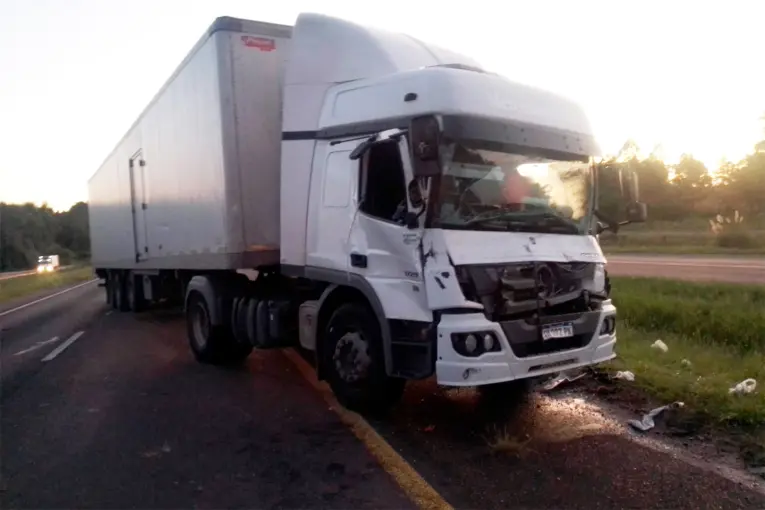 Dos camiones chocaron en la ruta 14 y un conductor quedó atrapado en la cabina