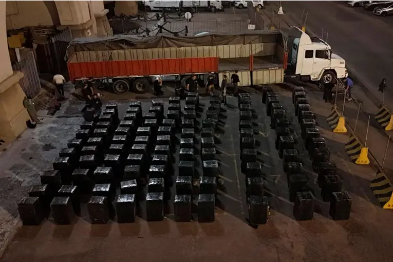 Incautan en Uruguay un camión argentino con cigarrillos valuados en 1,3 millones de dólares