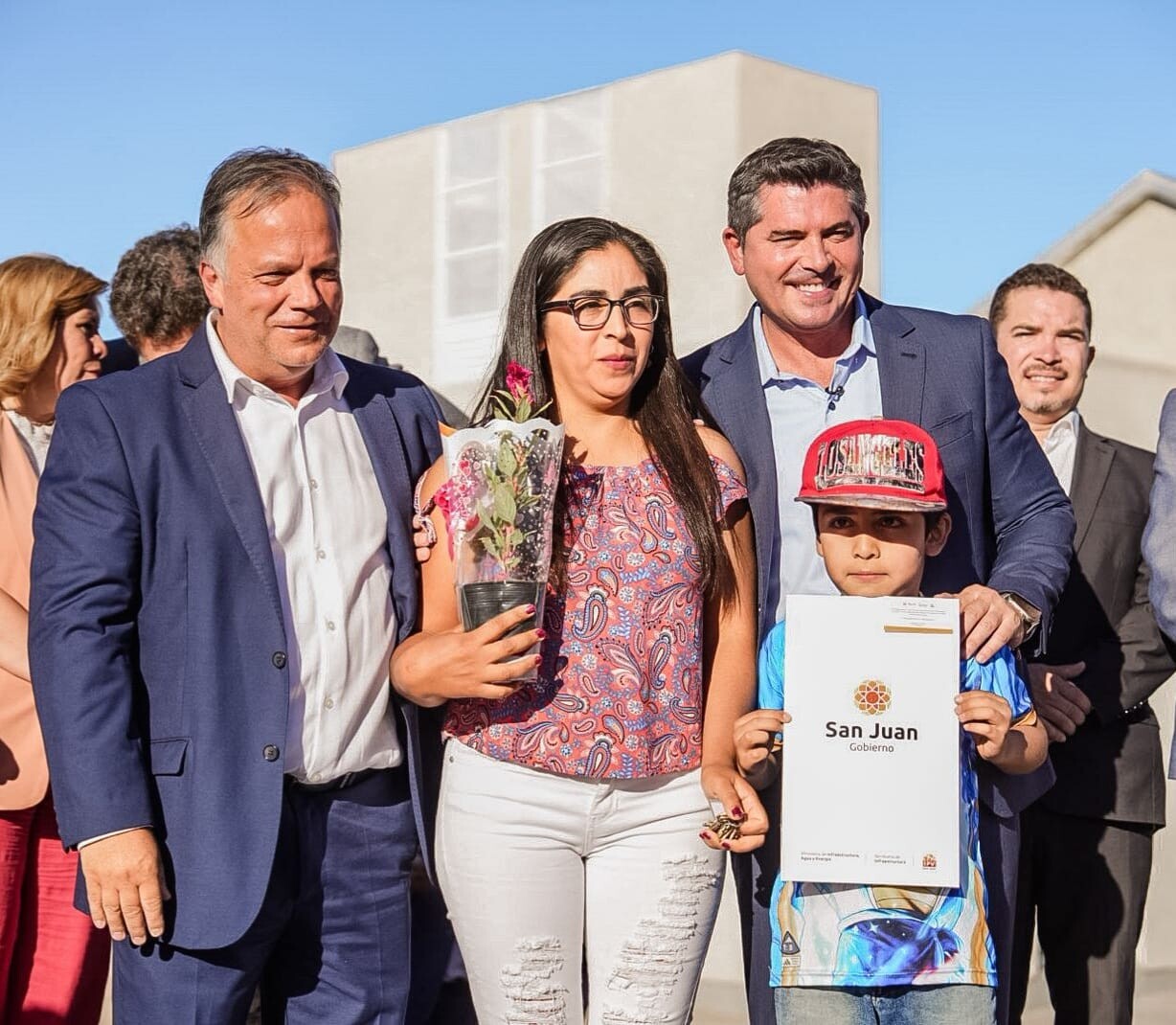 1000489121.jpg En Jáchal, Orrego entregó 83 viviendas, anunció un pavimento clave y reafirmó el compromiso con la producción sanjuanina
