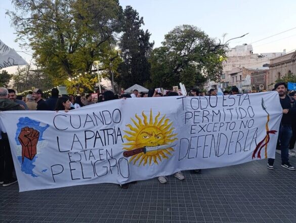 1000495206.jpg La Patria no se vende: La soberanía y el mito de la entrega salvadora
