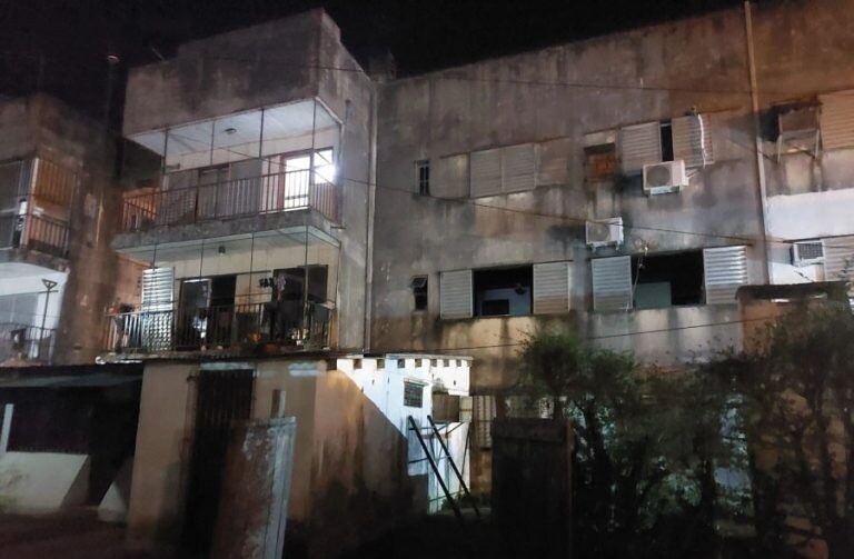 Trágico incendio en Concordia: dos menores fallecieron y su padre está grave