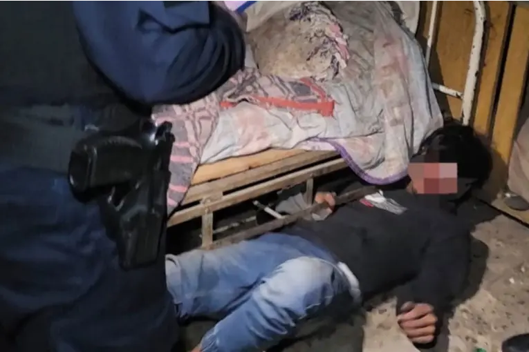 Lo buscaban por varios robos en Concordia y lo encontraron escondido debajo de una cama