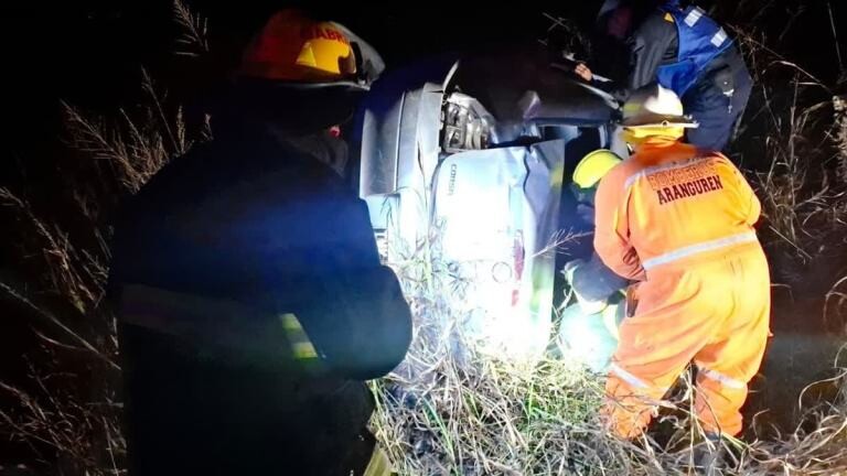 Dramático rescate en Ruta 12: volcó y quedó atrapado en su auto