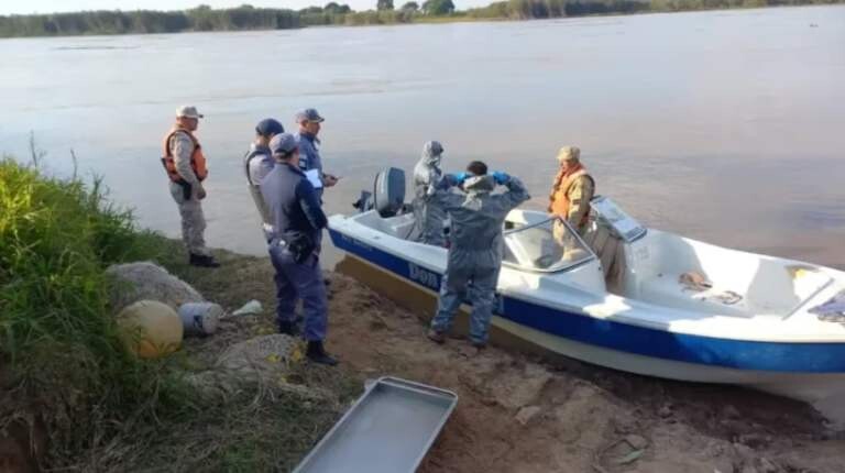 Hallaron un joven muerto en el Río Paraná: estaba atado a una canoa e investigan un homicidio