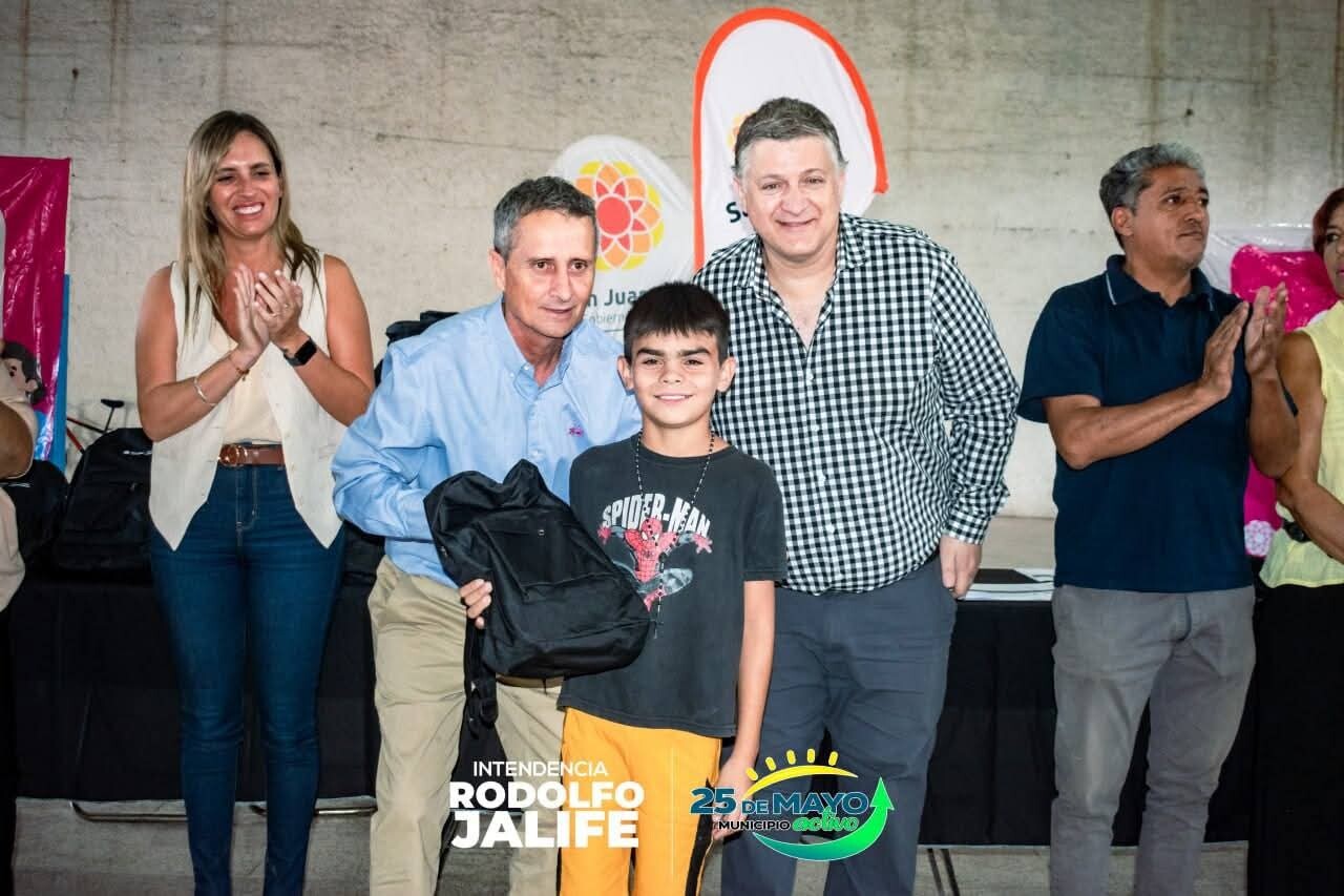 1000587959.jpg Entrega de kits escolares a niños, adultas mayores y personas con discapacidad