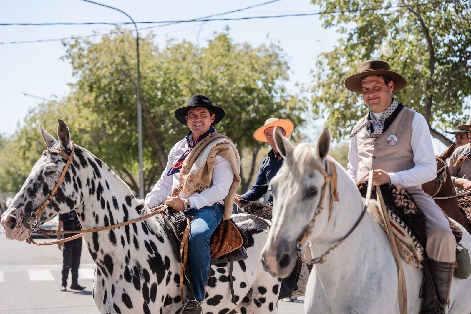 1000677015.jpg Orrego encabezó una nueva edición de la Cabalgata de la Fe a la Difunta Correa con jinetes de todo el país y Chile