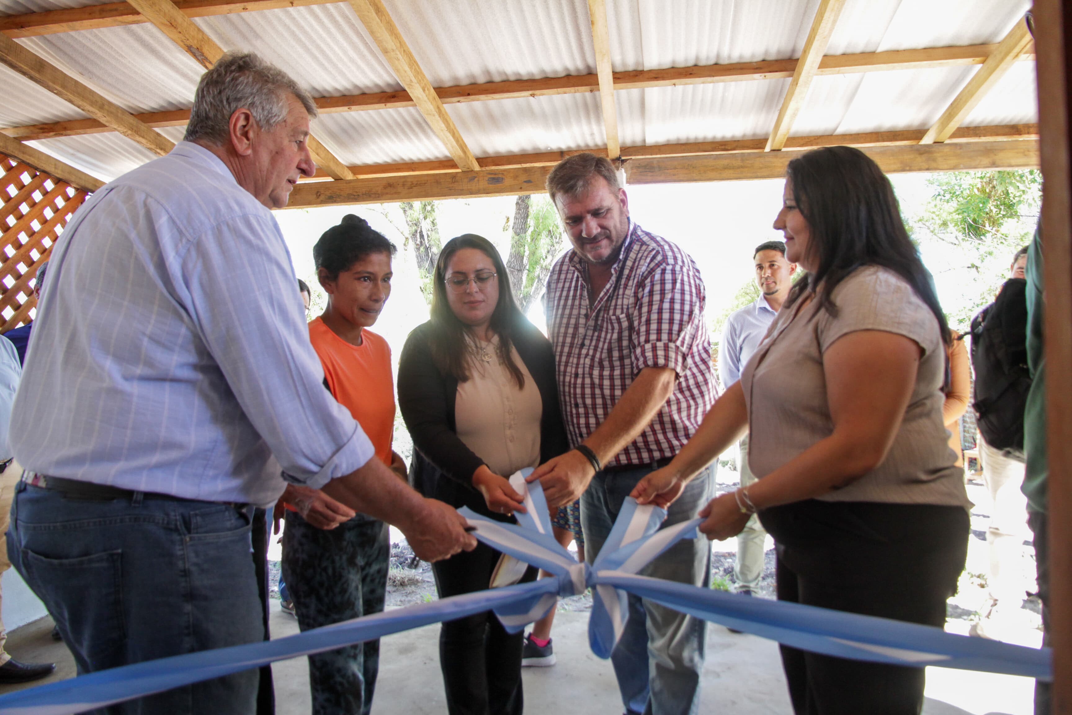 LA GESTIÓN CEMBORAIN ENTREGÓ UNA VIVIENDA A FAMILIA DE ESCASOS RECURSOS.