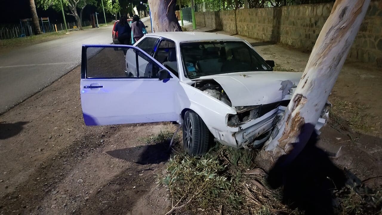 Siniestro vial en Angaco: una familia se llevó un gran susto, pero están fuera de peligro