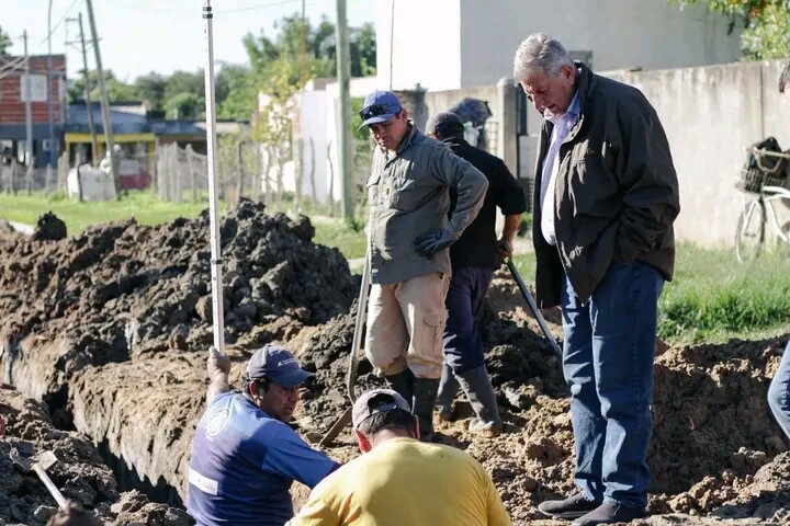 SE EXTIENDEN LA RED CLOACAL Y LAS CONEXIONES DOMICILIARIAS EN EL BARRIO VILLA RIVADAVIA.
