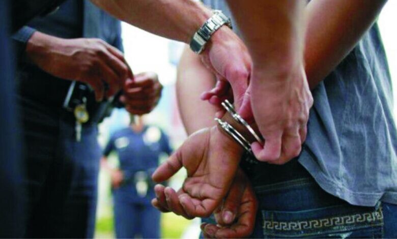 🔴 TIENE 21 AÑOS Y LLEVABA UN ARMA CALIBRE 38 EN PLENO CENTRO DE ORÁN