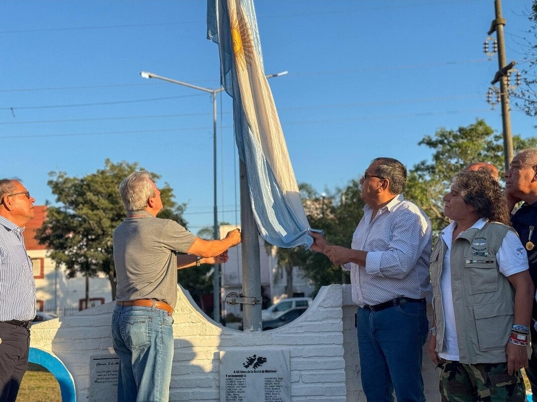 MUNICIPIO DE CHARATA: IZAMIENTO DE NUESTRA BANDERA EN ESTE DÍA TAN IMPORTANTE, JUNTO A NUESTROS EX COMBATIENTES DE MALVINAS.