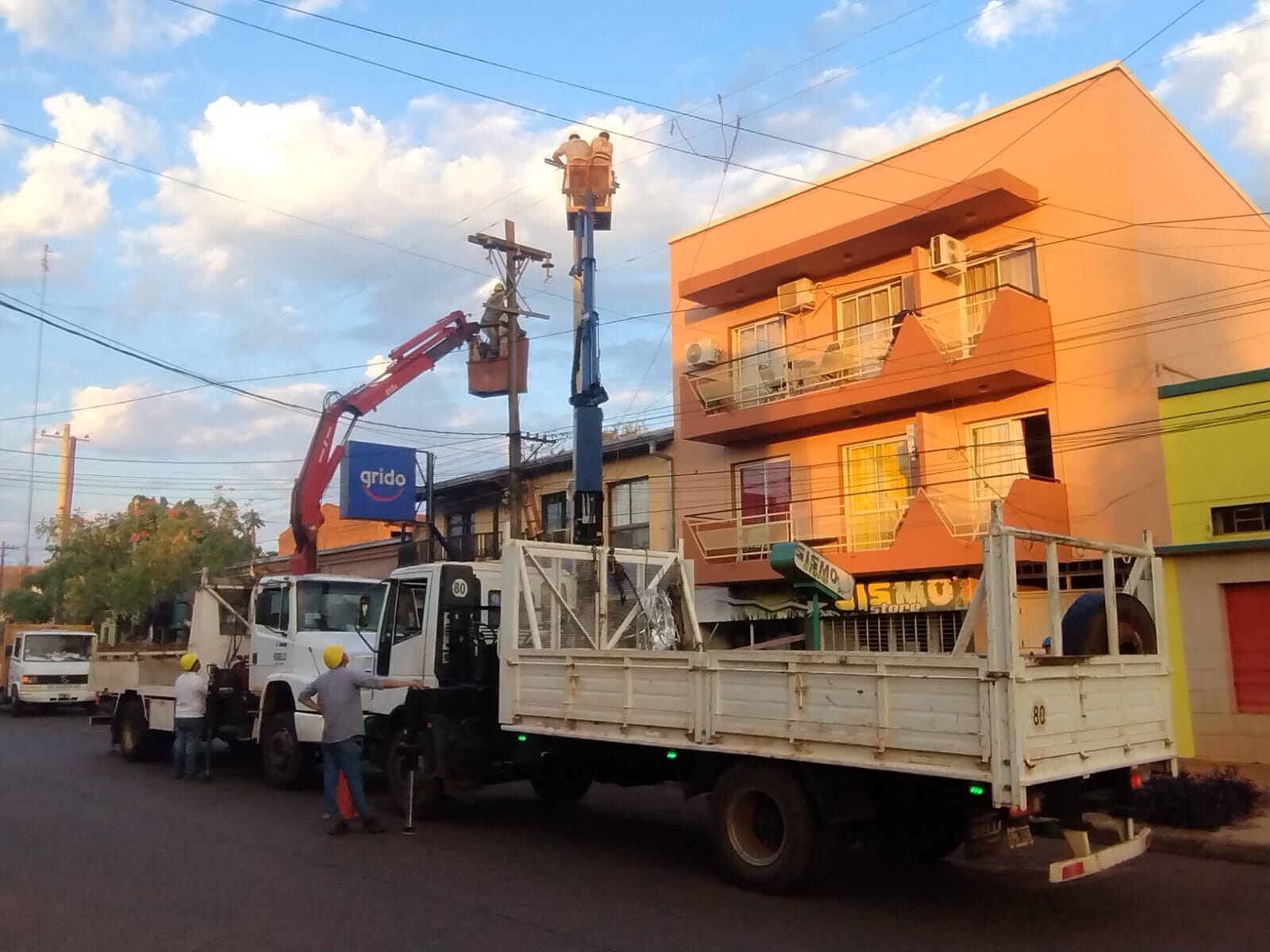 Apóstoles: Se concreta la etapa de cambio de postes de madera por columnas de hormigón plantadas en bases, por las calles Leandro N. Alem y la contigua que es la Alvear. Apóstoles: Se concreta la etapa de cambio de postes de madera por columnas de hormigón plantadas en bases, por las calles Leandro N. Alem y la contigua que es la Alvear.