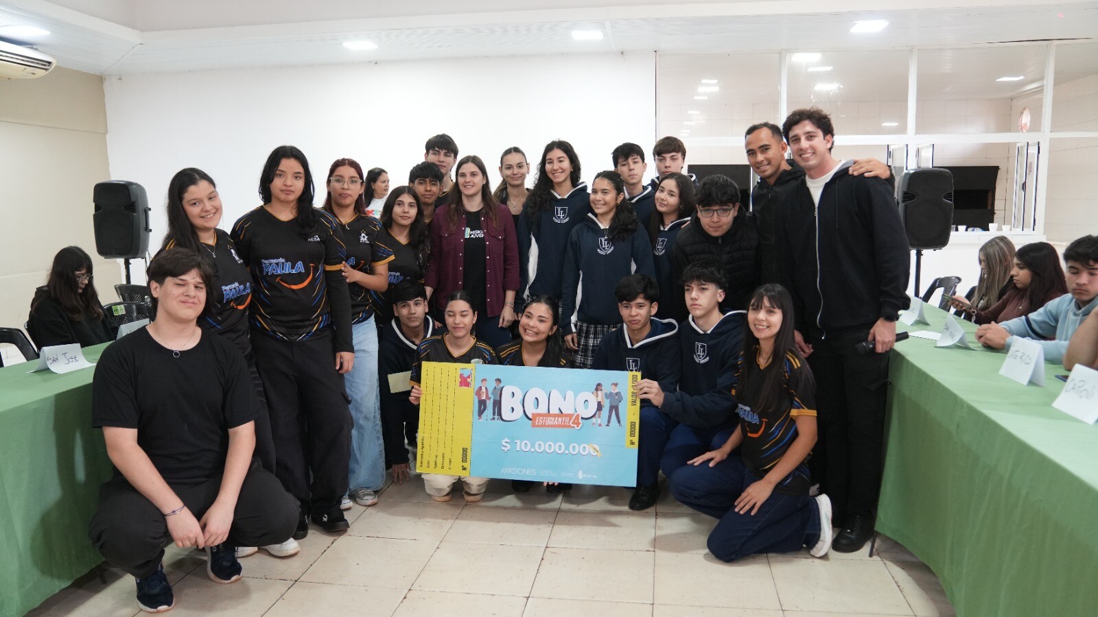 1010252075.jpg Entregaron Bonos Provinciales para acompañar los proyectos de los estudiantes de Apóstoles
