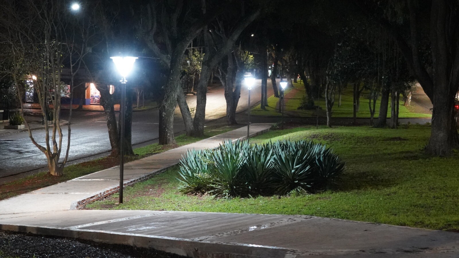 1010267769.jpg Las plazoletas de Apóstoles mejoran su accesibilidad y seguridad.