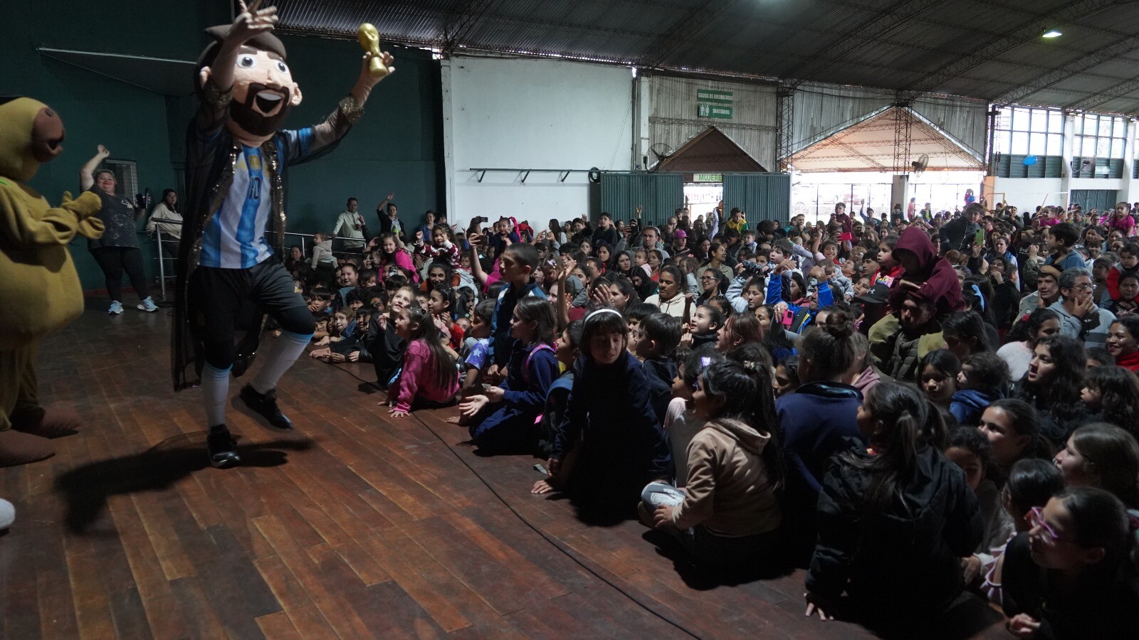 1010710477.jpg Apóstoles despidió el Mes del Niño con una gran fiesta en la Expo Yerba