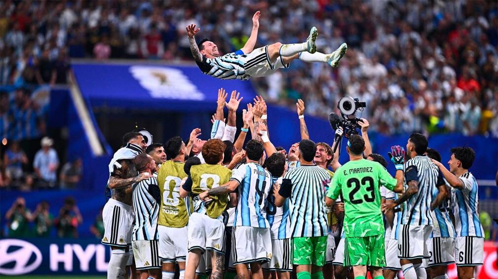 ¡Argentina corazón! El campeón mundial le dio vuelta un partido infartante a Egipto y sacó boleto a cuartos.