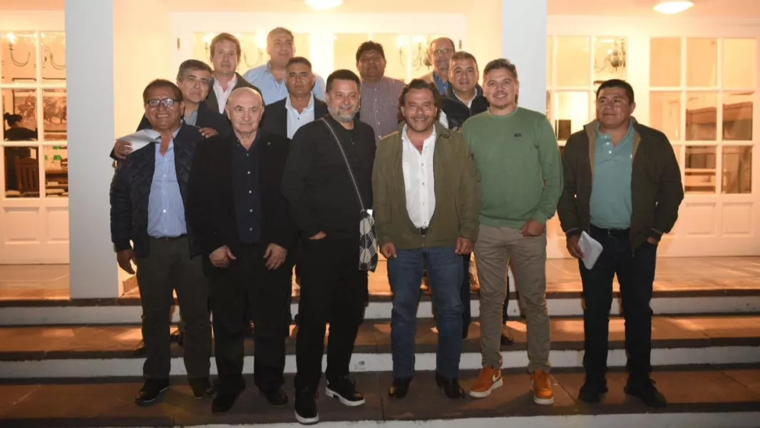 101601-el-gobernador-saenz-presidio-una-mesa-de-trabajo-para-planificar-acciones-conjuntas-e-integrales-en-rivadavia.webp El gobernador Sáenz presidió una mesa de trabajo para planificar acciones conjuntas e integrales en Rivadavia