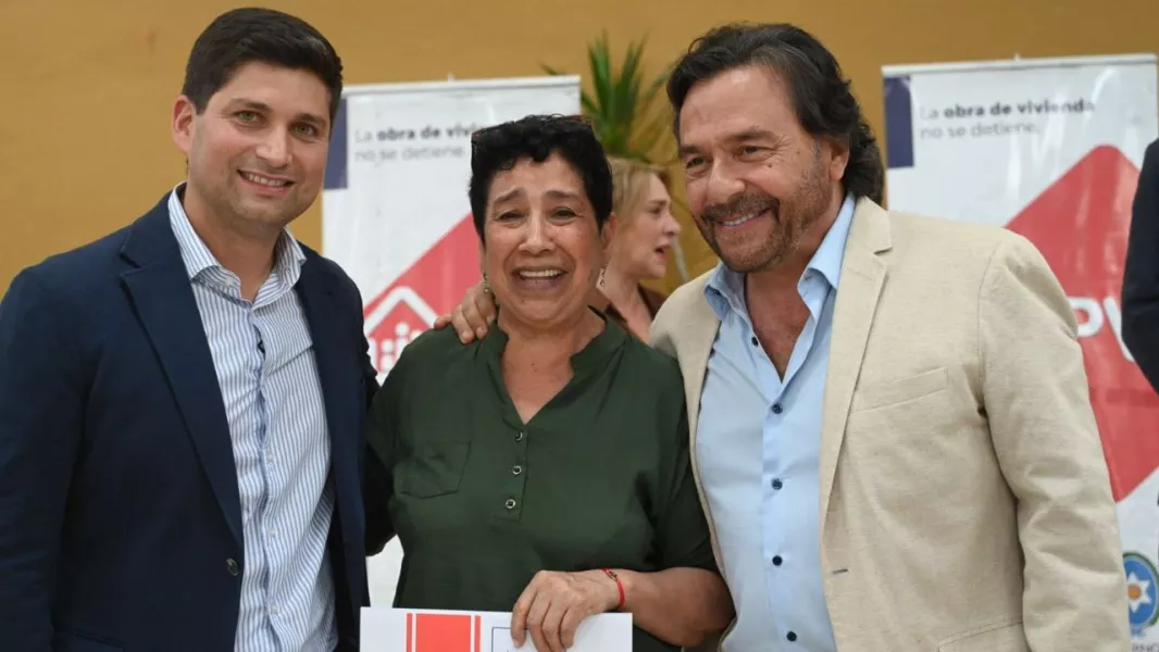 104156-el-gobernador-entrego-158-escrituras-en-oran-y-ya-son-1800-titulos-de-propiedad-durante-este-anio-en-la-provincia.webp