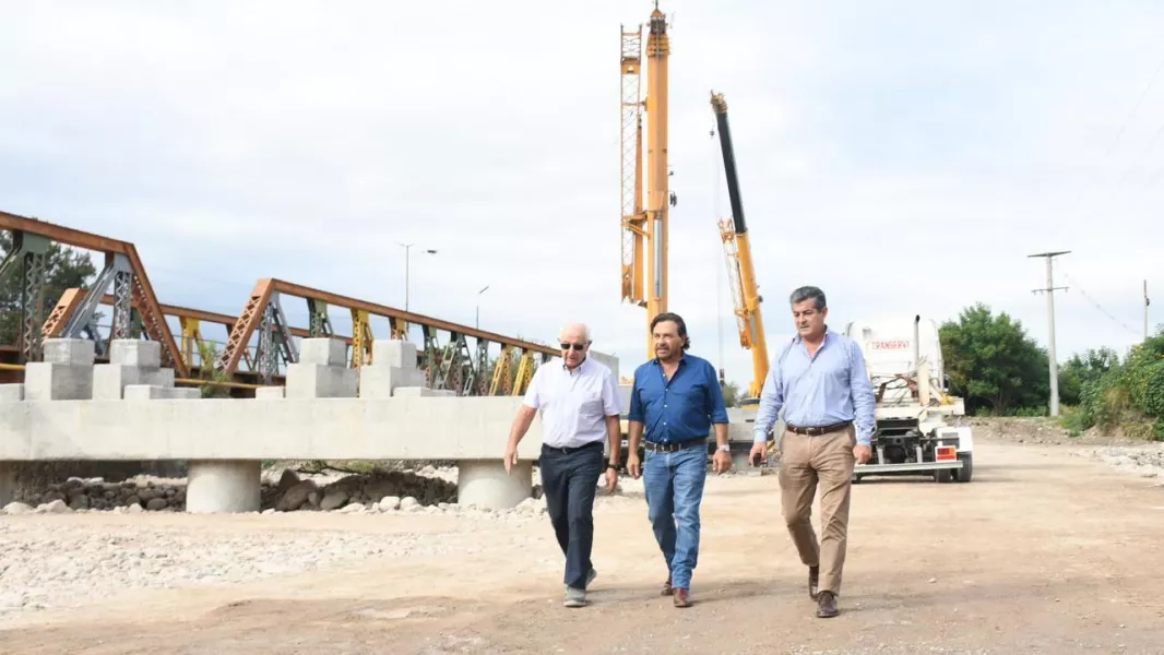 COMENZÓ EL MONTAJE DE VIGAS DEL NUEVO PUENTE SOBRE EL RÍO VAQUEROS: SÁENZ RECORRIÓ LA OBRA