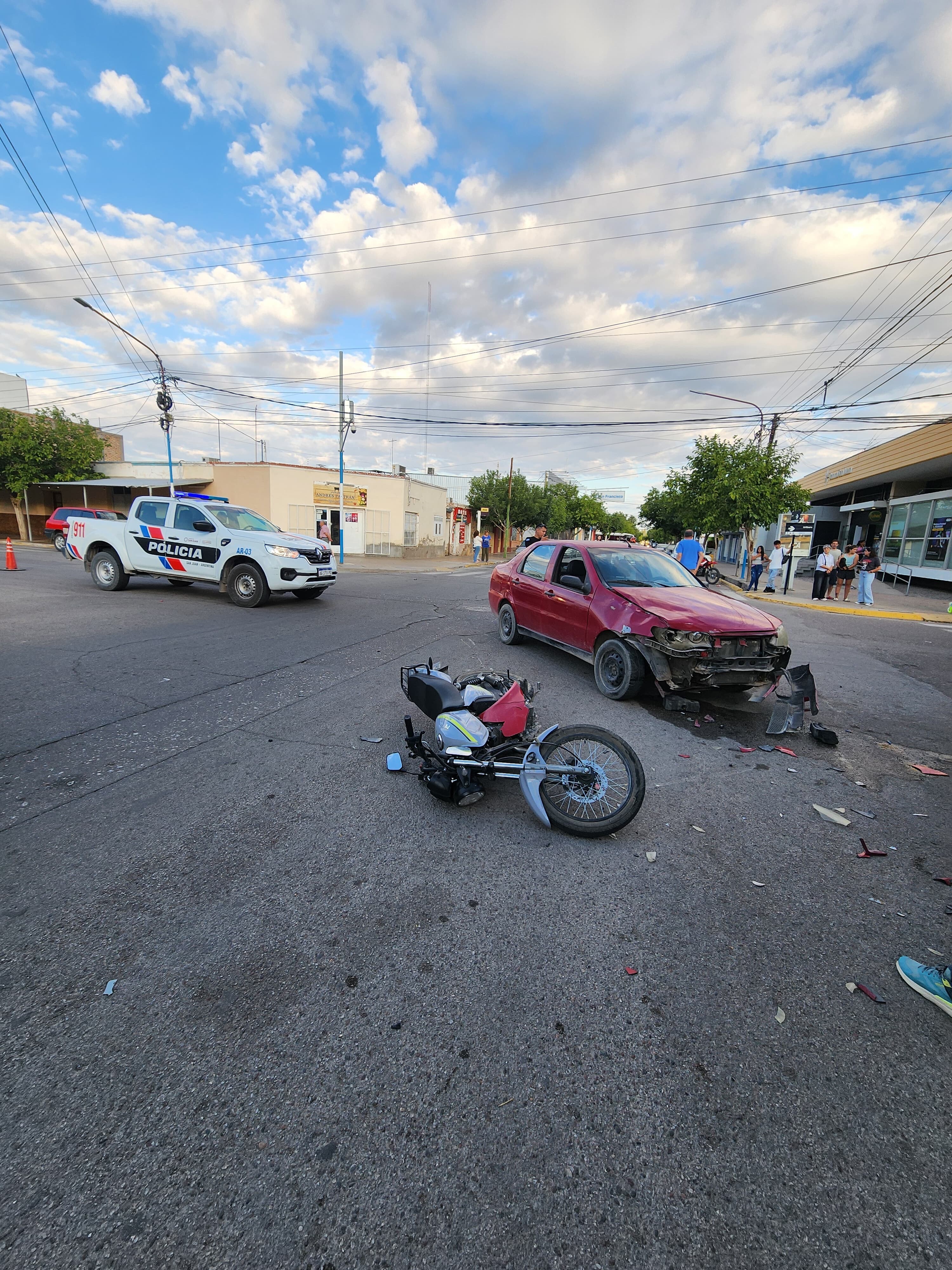 109908.jpg Accidente hace minutos en Pocito: dos motociclistas fueron trasladados al hospital