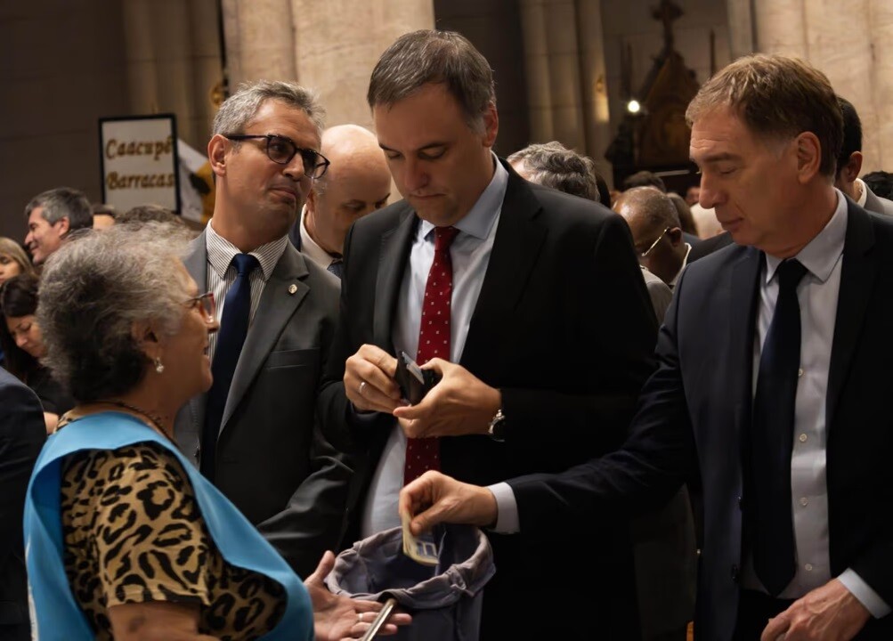 1.jpg Prohibieron la salida del país a Manuel Adorni por peligro de fuga inminente