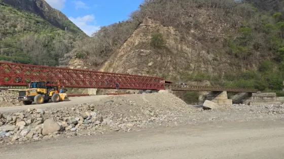 110752-saenz-anuncio-que-la-provincia-continua-el-montaje-del-puente-bailey-de-los-toldos.webp