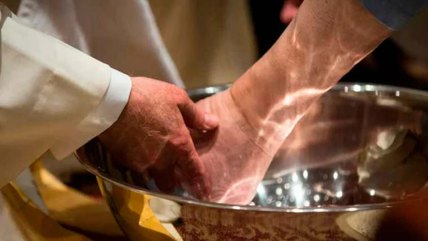 Fuerte mensaje social en el Jueves Santo: La Iglesia lavó los pies de jubilados y pidió una jubilación digna