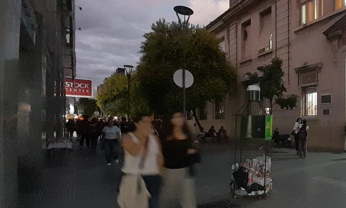 A OSCURAS: sectores de San Miguel de Tucumán amanecieron sin electricidad