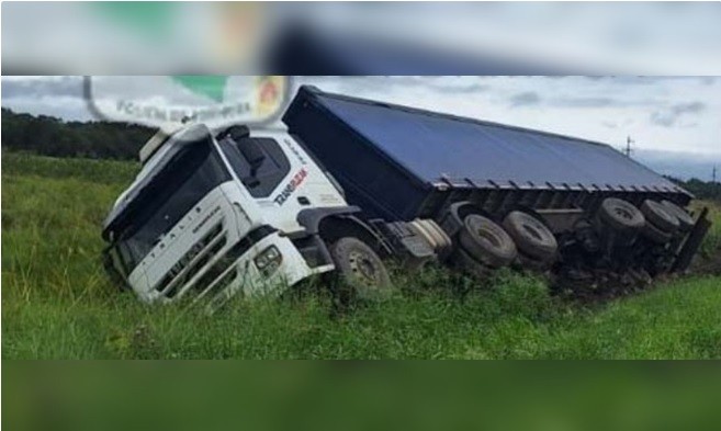 1.jpg Un camión volcó sobre la ruta 11: no hubo heridos