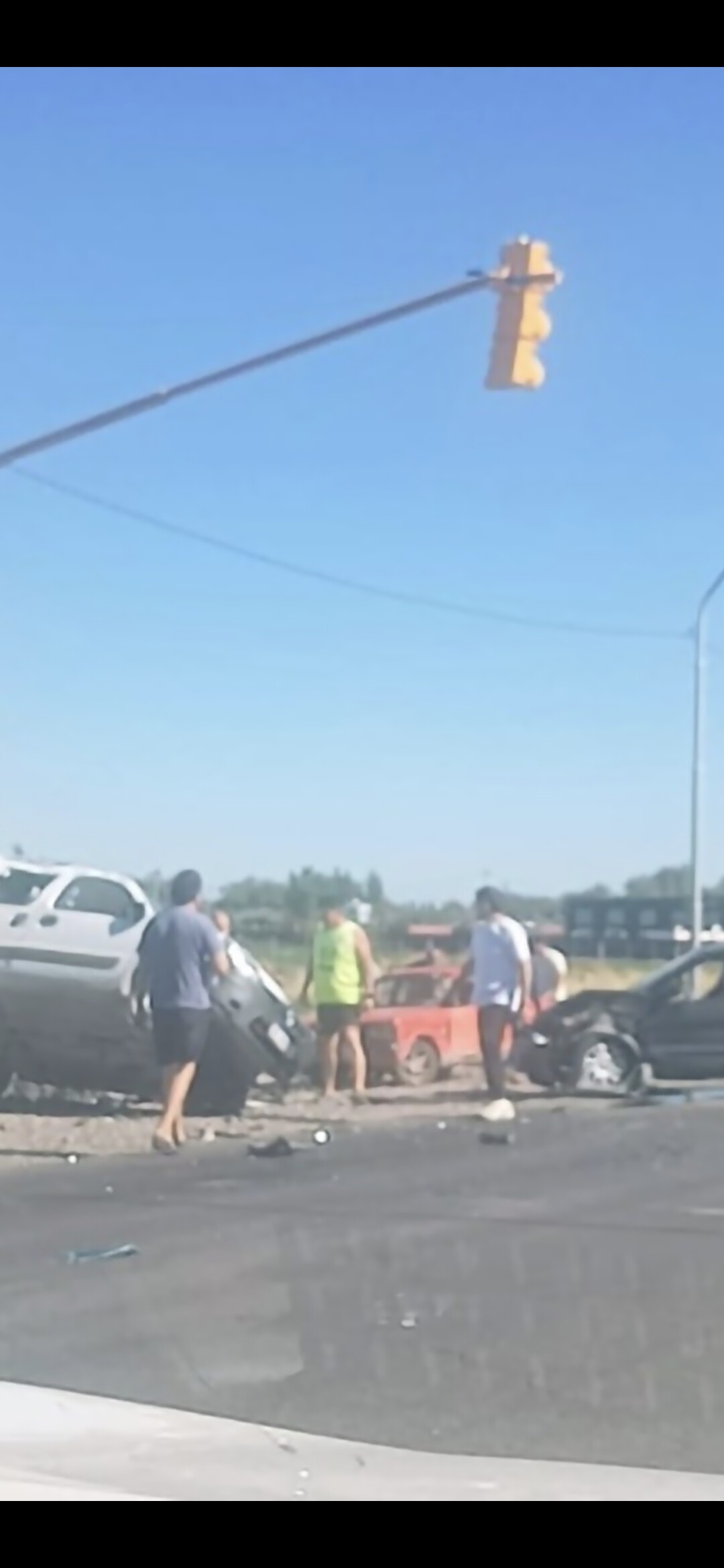 Violento choque y vuelco en una esquina semaforizada de Ruta 40 ...
