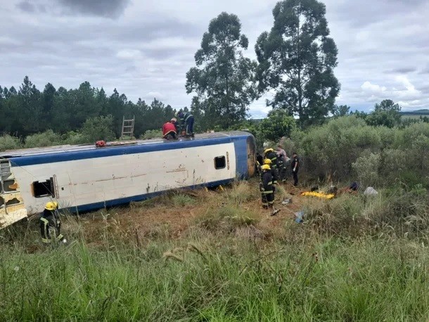 Tragedia en Misiones: siete personas murieron al volcar el micro en el que viajaban