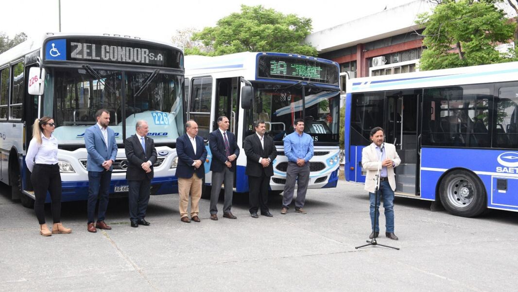 14091-acto.jpg SAETA sumó 94 coches O Km: El gobernador Sáenz encabezó la presentación oficial