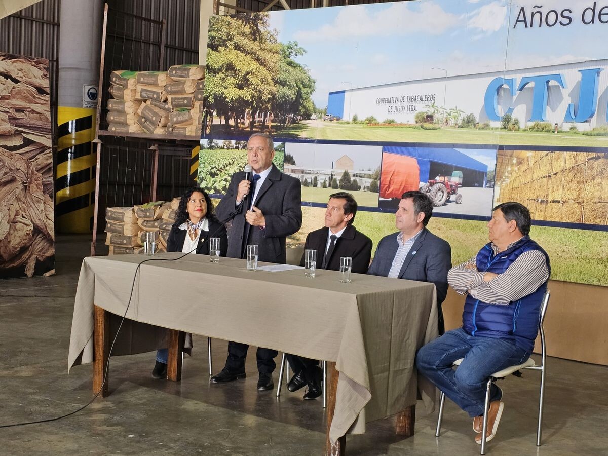 La provincia avanza con la entrega de fertilizantes a productores tabacaleros
