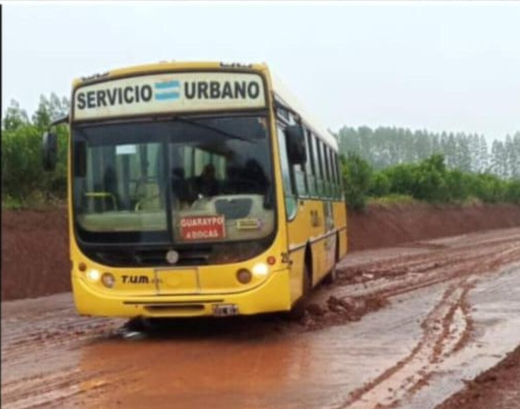 150632.jpg La ruta que prometía asfalto terminó con un colectivo hundido en el barro: crecen las críticas en Montecarlo
