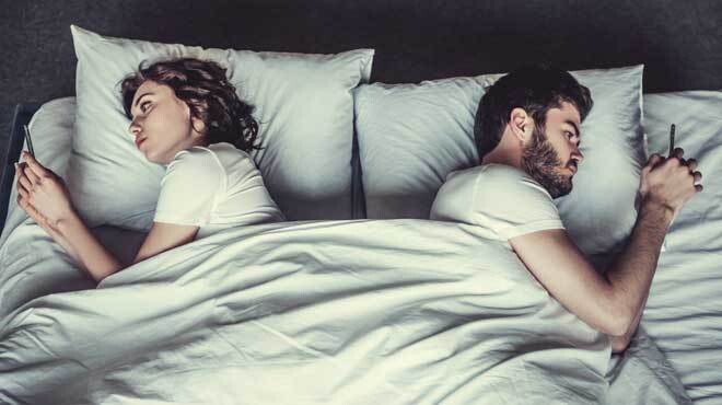 AMOR LÍQUIDO EN TIEMPOS DE CHAT: PAREJAS QUE SE APAGAN EN SILENCIO