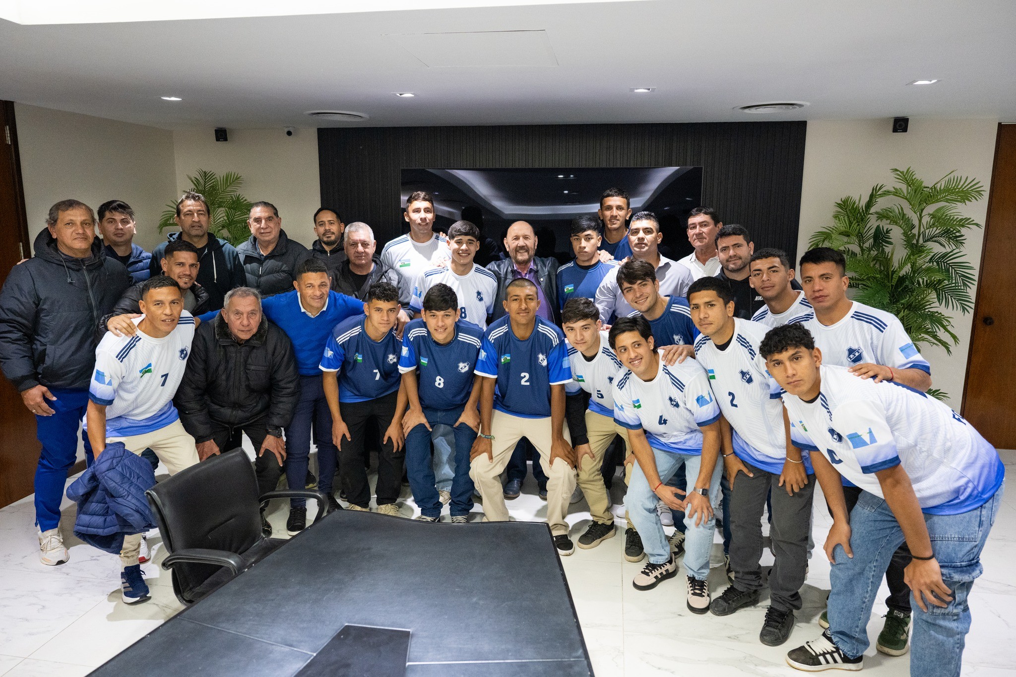 1.jpg La Selección de la Liga Formoseña de Fútbol visitó al Gobernador
