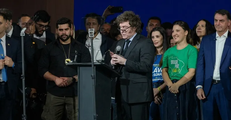 1.jpg Javier Milei apuntó contra Lula y apoyó al hijo de Jair Bolsonaro: «Brasil se debate entre la liberación o una prolongación de su sometimiento»