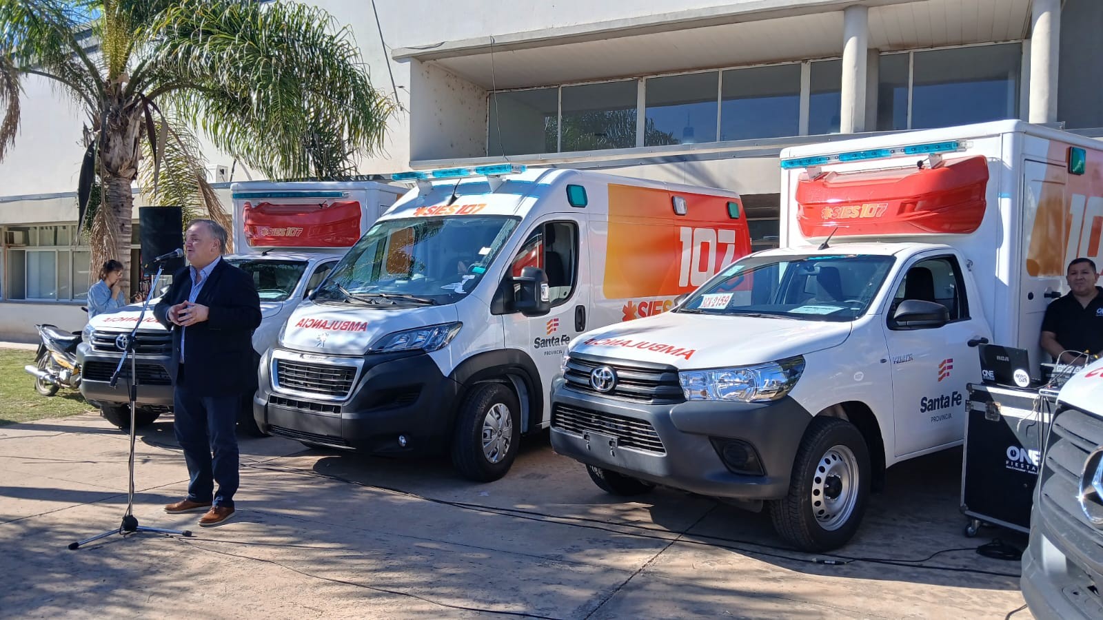 Provincia entrega 12 ambulancias y minibuses OKM a localidades del Departamento San Cristóbal