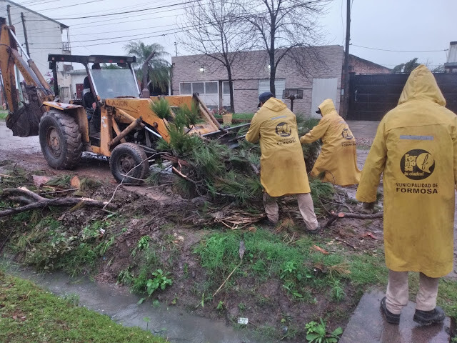 1.jpg La Municipalidad se desplazó a distintos sectores para evitar obstrucciones a causa de la lluvia