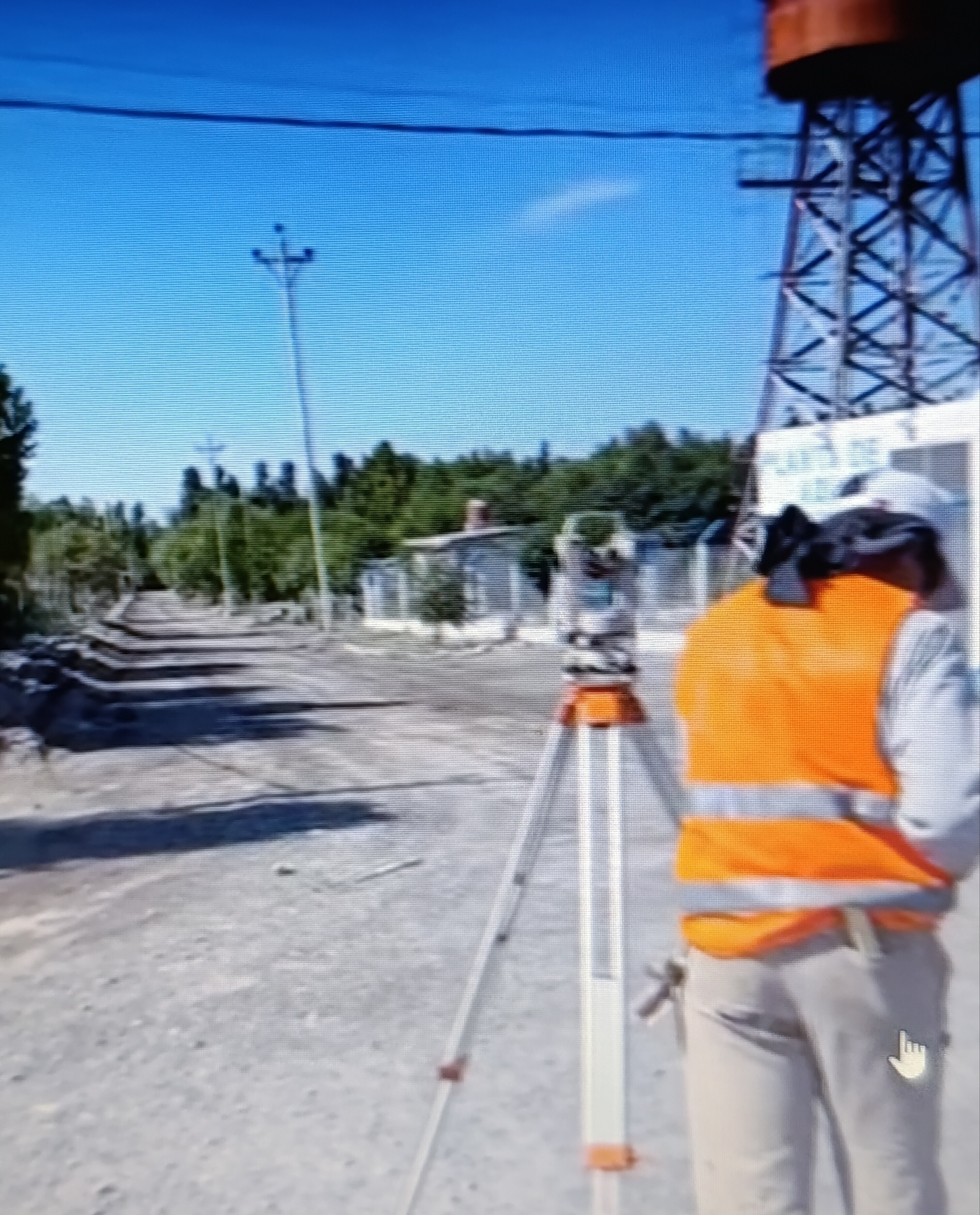 El equipo de la Direccion y Servicios de la municipalidad de Sarmiento en conjunto con el gobierno provincial avanza con la pavimentación de las calles internas de los Berros.