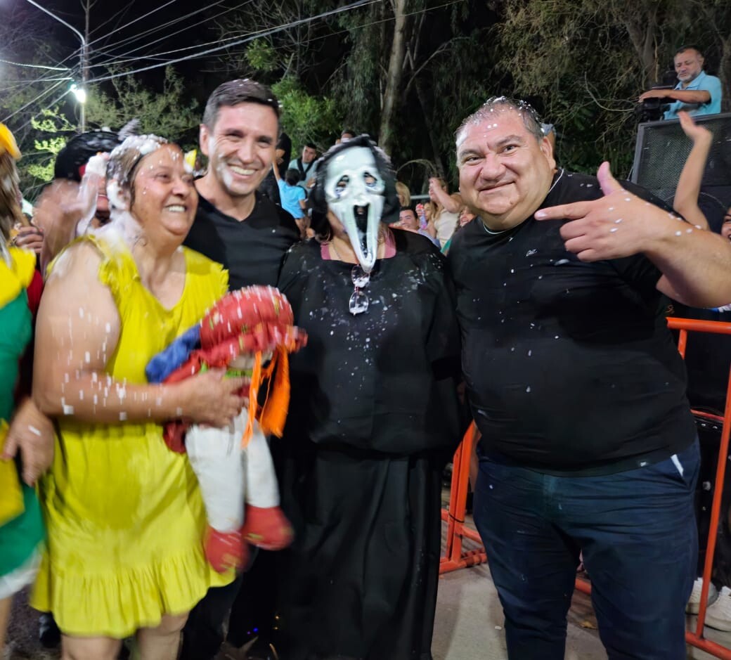 Ullum celebro  la edición 30ª de los carnavales con un despliegue extraordinario de comparsas que deslumbraron al ritmo de las batucadas, llenando de color el ingreso al Camping Municipal