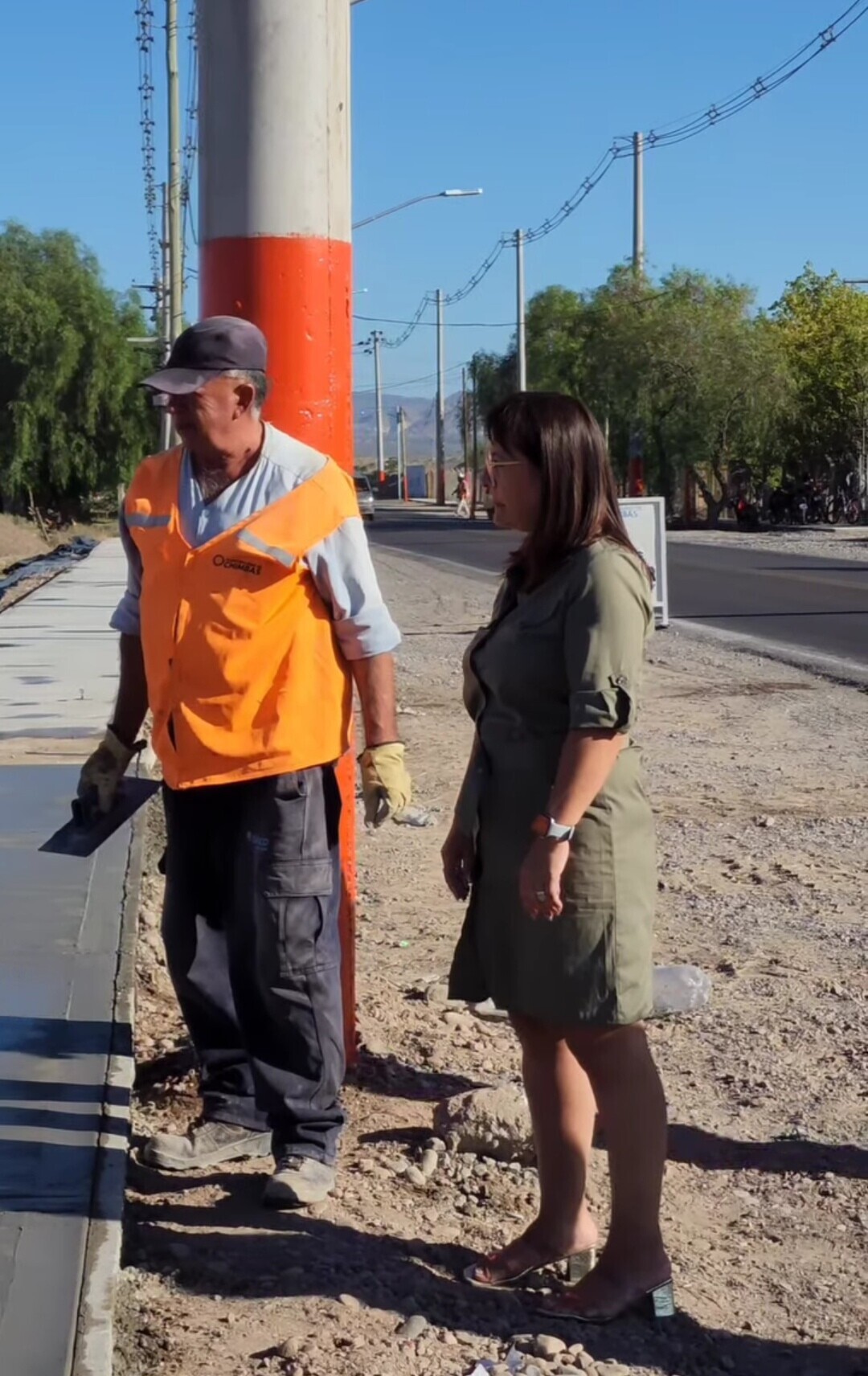 La intendenta de Chimbas,Daniela Rodriguez visito el avance de obra sobre calle Salta.