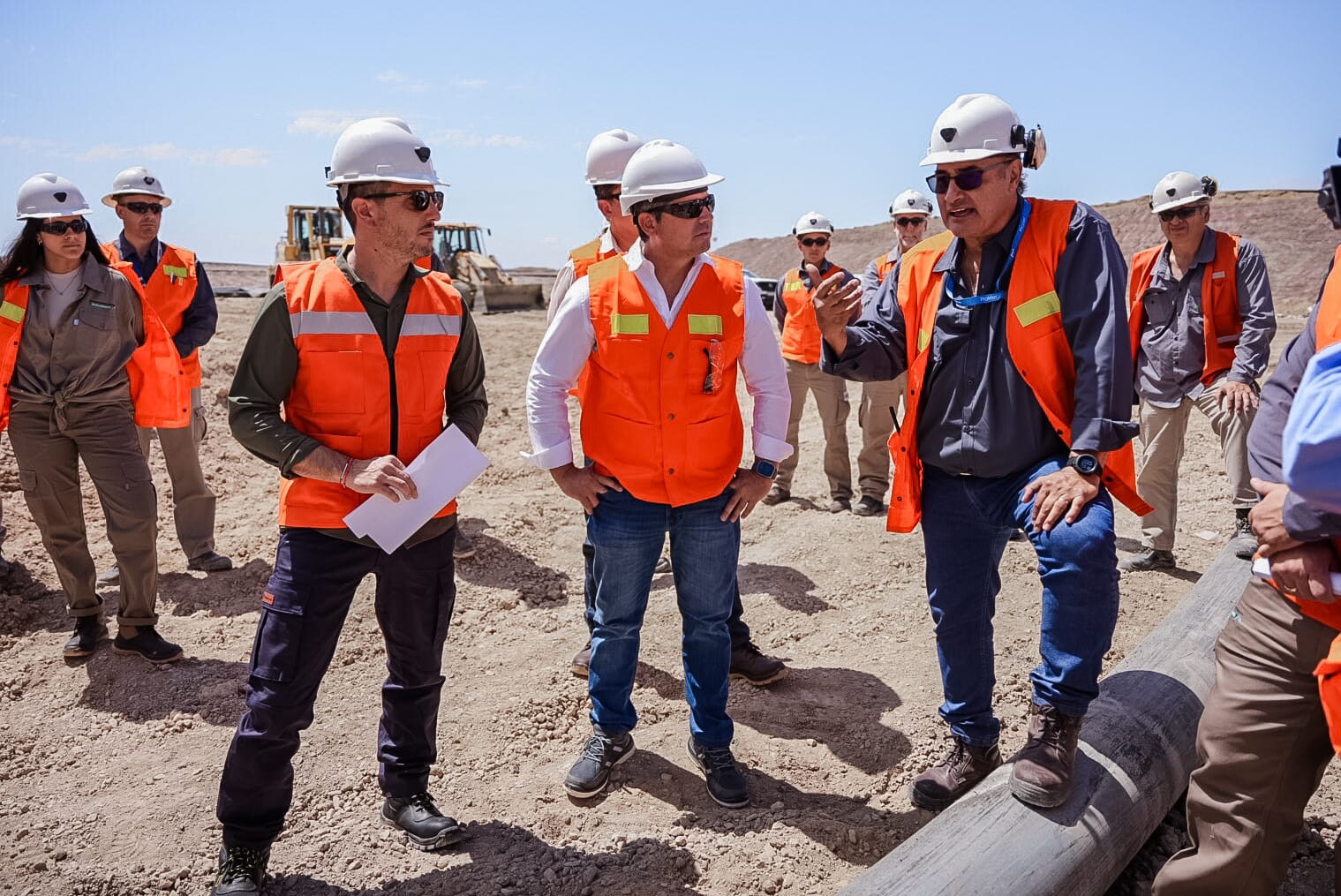 El gobernador Marcelo Orrego visitó este lunes la Mina Gualcamayo, en Jáchal para  interiorizarse  sobre los trabajos que se realizan en el yacimiento y la forma en que la empresa Minas Argentinas se prepara para comenzar con el plan de inversiones presentado ante el RIGI (Régimen de Incentivo a las Grandes Inversiones).