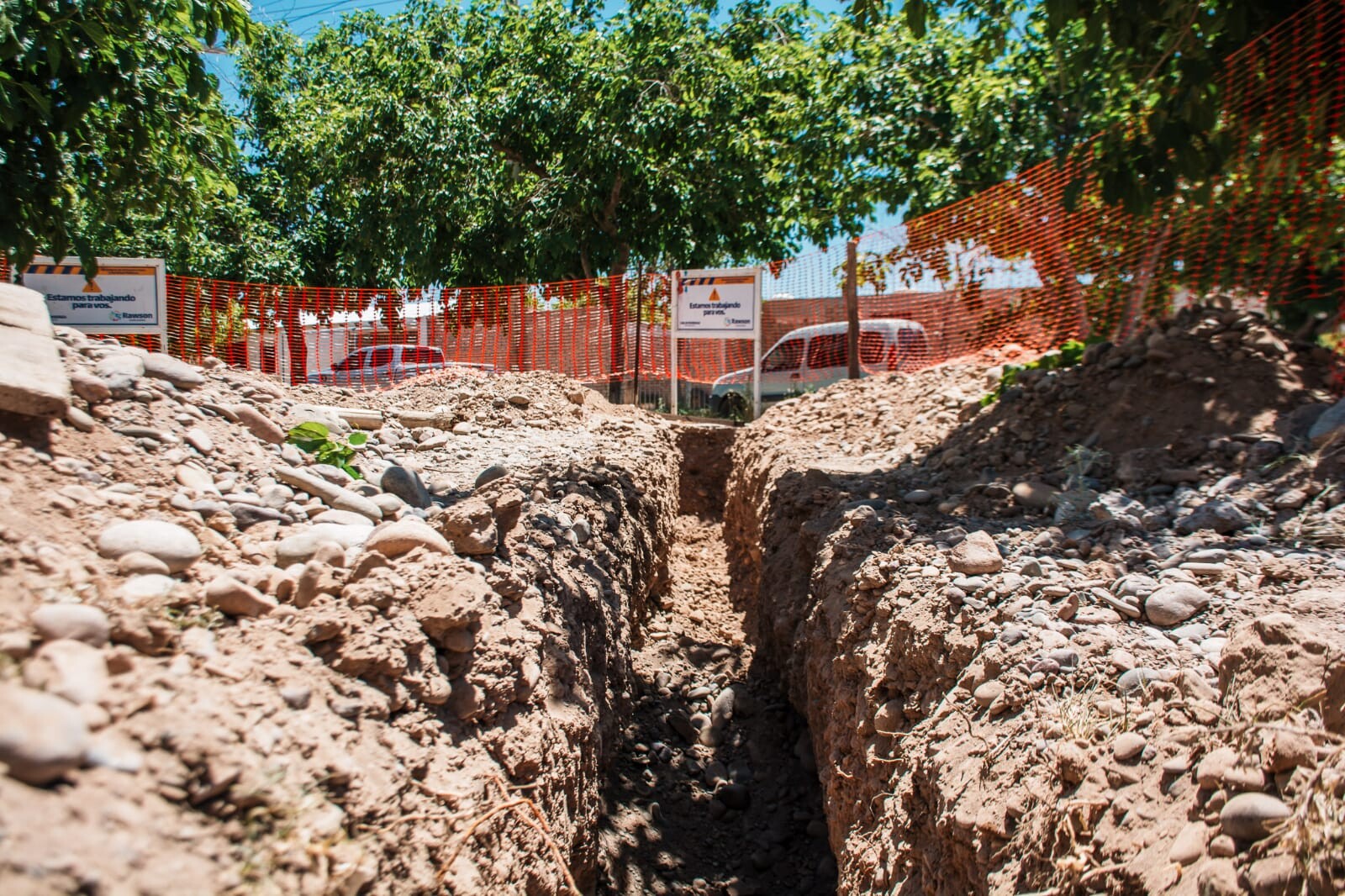 La municipalidad de la ciudad de Rawson informa que ya se encuentran finalizadas las obras de saneamientos cloacales y listas para su habilitación del Barrio 12 de diciembre.