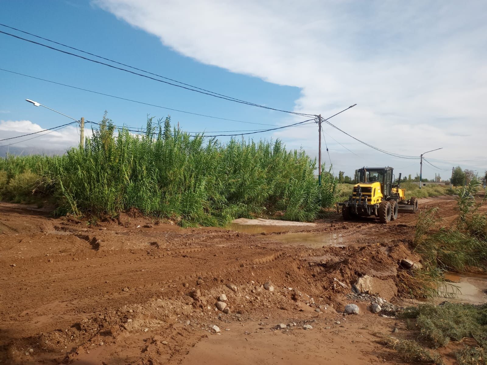 Por las intensas lluvias, el Municipio de Pocito lleva a cabo trabajos de reparación de calles y badenes