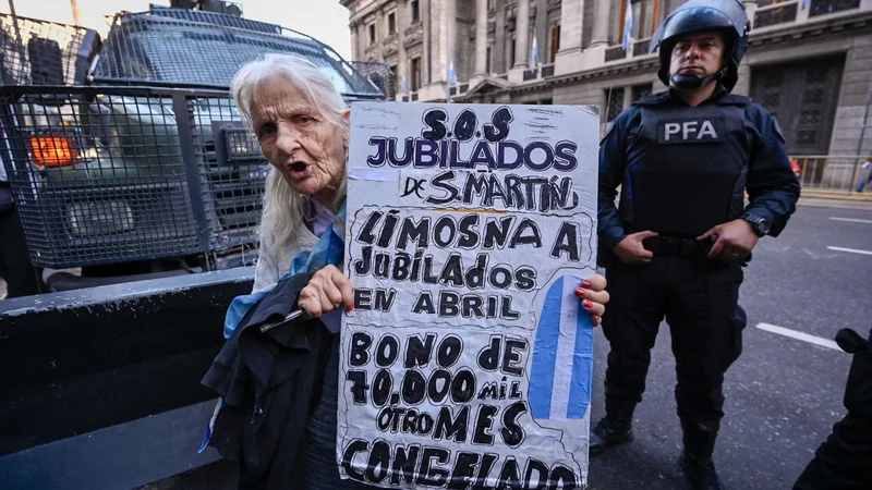 Represión con gases a jubilados, periodistas y ex combatientes en el Congreso