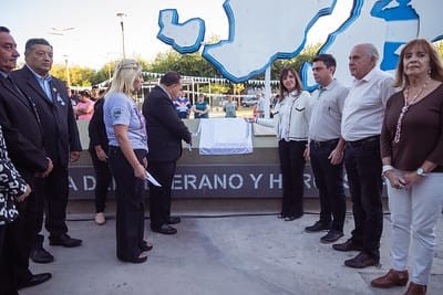 La Ciudad de San Juan rindió un emotivo homenaje a los héroes de la guerra, en un acto que tuvo lugar en la Plaza del Veterano y Héroes de Malvinas del Barrio FUVA.